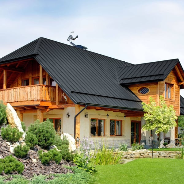 Wohnhaus mit anthrazitgrauem Stehfalzblech PD-510-S und Holzelementen