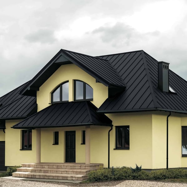 Wohnhaus mit anthrazitgrauem Stehfalzblech PD-510-S und Eingangsueberdachung