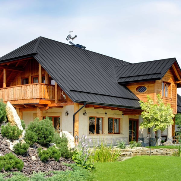Stehfalzblech PD-510-S Flach, Graphitgrau RAL 7024, auf einem Wohnhaus mit Holzfassade