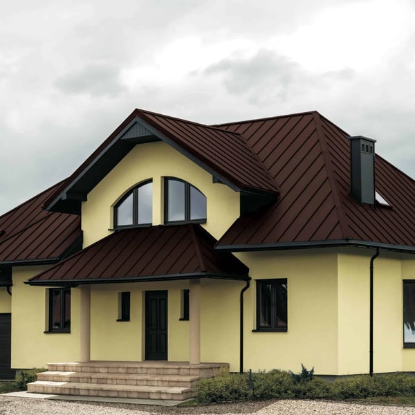 Stehfalzblech PD-510-S Mikro Schokoladenbraun auf einem Wohnhaus mit Erker