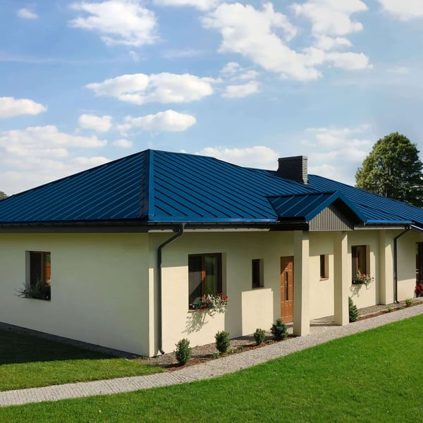 Stehfalzblech PD-510-S Enzianblau RAL 5010 auf einem Bungalowdach verlegt