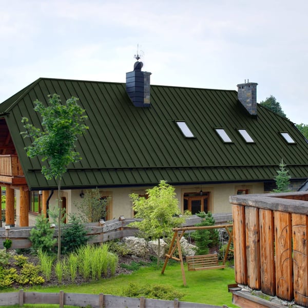 Stehfalzblech PD-510-S Mikro Chromoxidgrün, verlegt auf einem Landhaus mit mehreren Dachfenstern