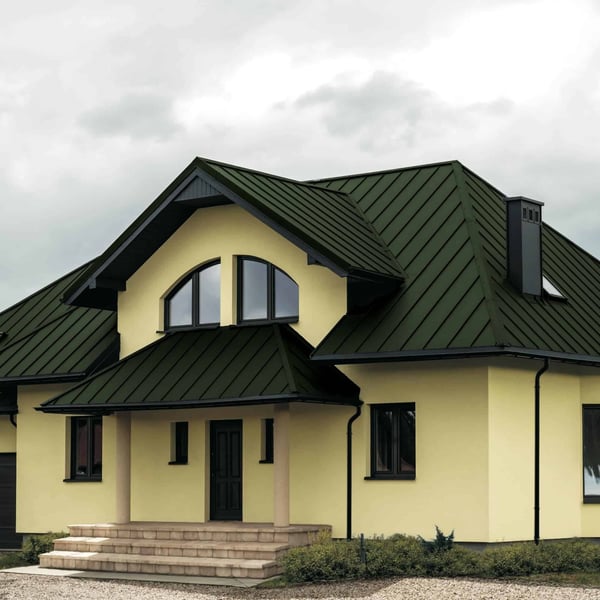 Stehfalzblech PD-510-S Mikro Chromoxidgrün, verlegt auf einem Wohnhaus mit Vordach und Schornstein