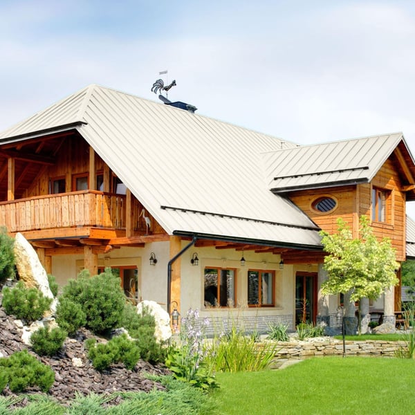 Stehfalzblech PD-510-S Mikro Reinweiß auf einem großen Wohnhaus mit Holzbalkon und Garten