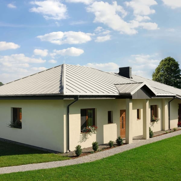 Stehfalzblech PD-510-S Mikro Reinweiß auf einem modernen Bungalow mit Flachdach-Elementen