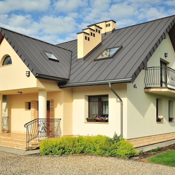 Haus mit Dach aus Stehfalzblech PD-510-S Graualuminium, Dachfenster und Schornsteine