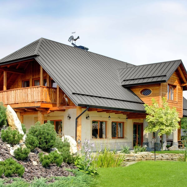 Haus mit Stehfalzblech PD-510-S Graualuminium Dach, Holzbalkon und Wetterhahn
