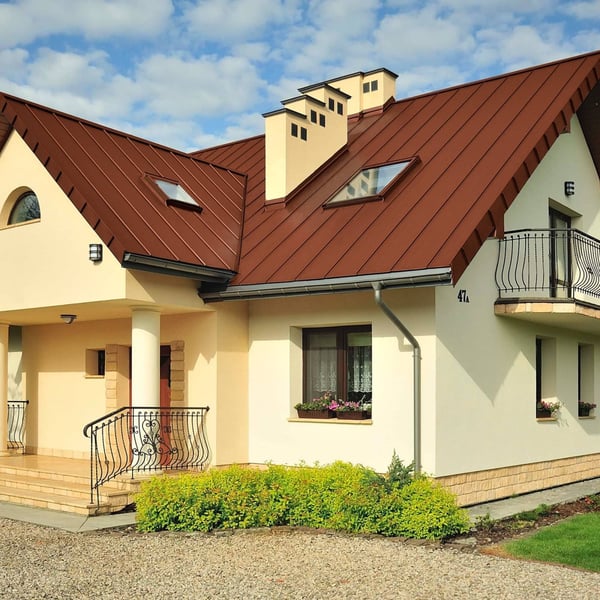 Haus mit Dach aus Stehfalzblech PD-510-S Mikro Ziegelrot, Vorderansicht