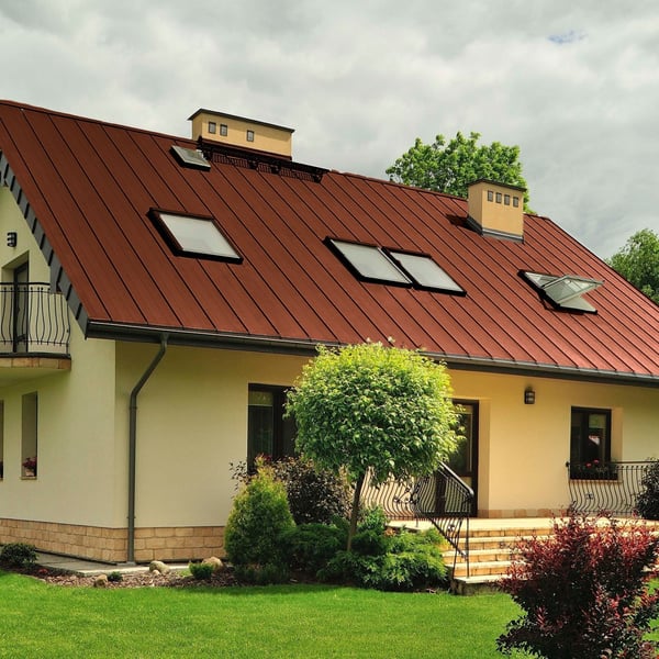 Haus mit Dach aus Stehfalzblech PD-510-S Mikro Ziegelrot, Seitenansicht