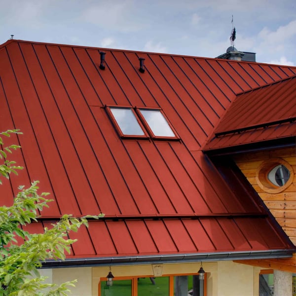 Dach aus Stehfalzblech PD-510-S Mikro Korallenrot, Detailansicht mit zwei Dachfenstern