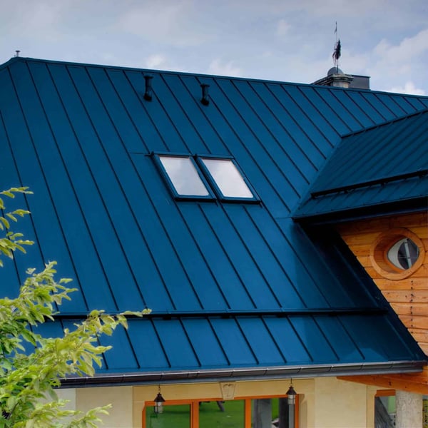 Stehfalzblech PD-510-S Mikro Enzianblau RAL 5010 auf einem Wohnhaus, Nahaufnahme des Daches