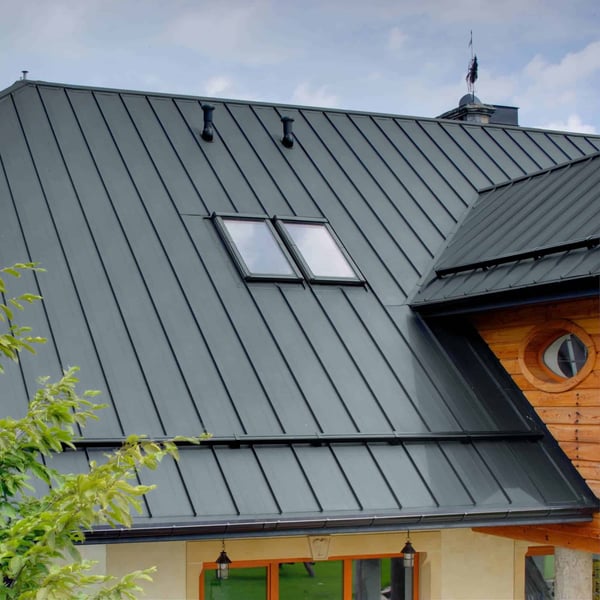 Stehfalzblech PD-510-S Mikro Fehgrau Dach mit zwei Dachfenstern und Holzverkleidung