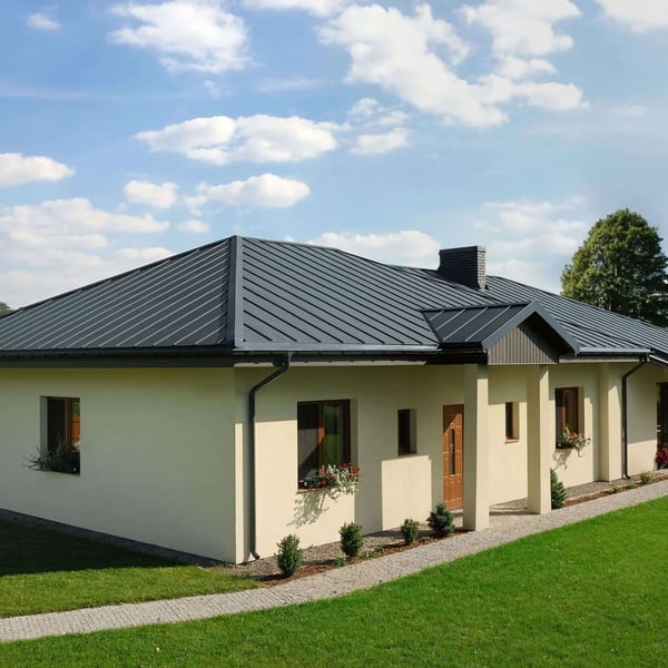 Stehfalzblech PD-510-S Mikro Fehgrau auf einem Bungalow mit Garten und Weg