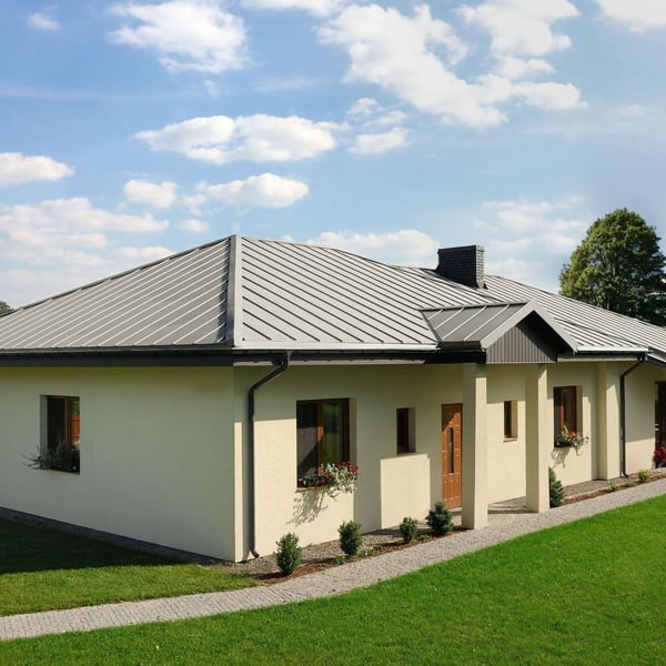 Stehfalzblech PD-510-S Mikro, Grauweiß RAL 9002, auf einem Bungalowdach verlegt