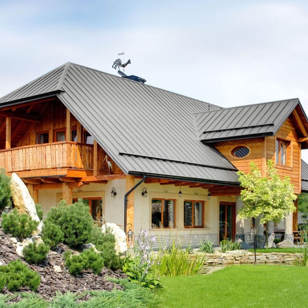 Haus mit Dach aus Stehfalzblech PD-510-S Mikro Weißaluminium, 0,50 mm Stahl, mit Holzelementen
