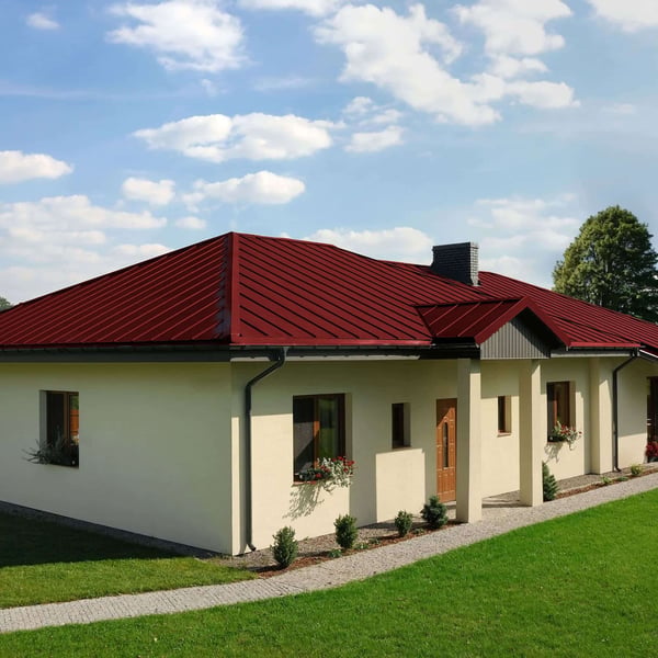Stehfalzblech PD-510-S Kirschrot auf einem Bungalow mit Schornstein und Dachrinne