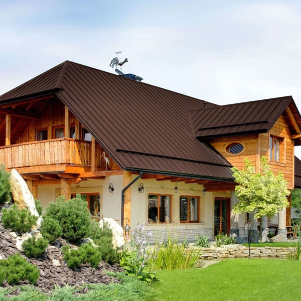 Stehfalzblech PD-510-S schokoladenbraun auf einem Wohnhaus mit Holzbalkon