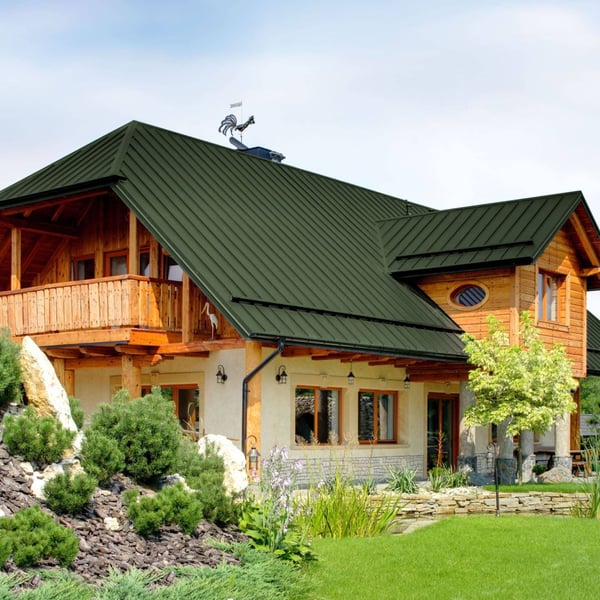 Hausdach mit Stehfalzblech PD-510-S in Chromoxidgrün, Verlegung auf einem Holzhaus