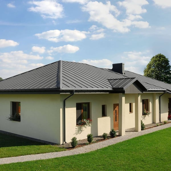 Stehfalzblech PD-510-S Weißaluminium auf dem Dach eines Bungalows