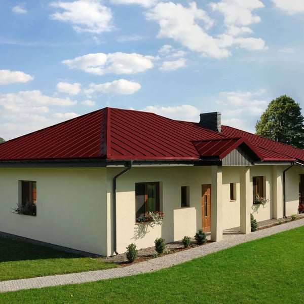 Stehfalzblech PD-510-S Kirschrot auf einem Einfamilienhaus mit Garten, Verlegung