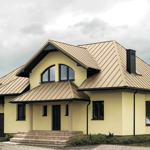 Haus mit Stehfalzblech PD-510-S Hellelfenbein, 0,50 mm Stahl und dunklen Akzenten