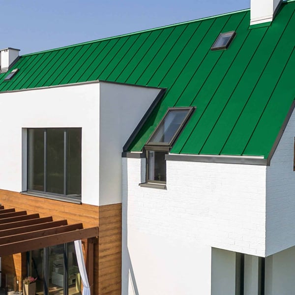 Modernes Haus mit Stehfalzblech PD-510-S Trapez Minzgrün, 0,50 mm Stahl, weisse Fassade