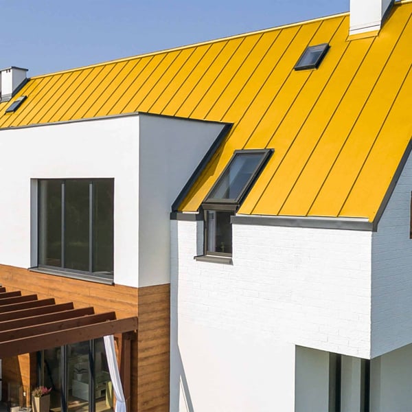Modernes Haus mit Dach aus rapsgelbem Stehfalzblech PD-510-S Trapez und weisser Fassade
