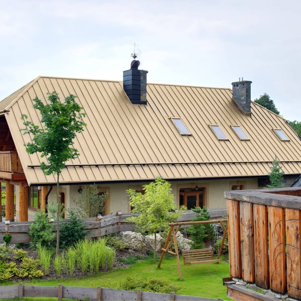 Grosses Wohnhaus mit Stehfalzblech PD-510-S Trapez Hellelfenbein RAL 1015 Dach