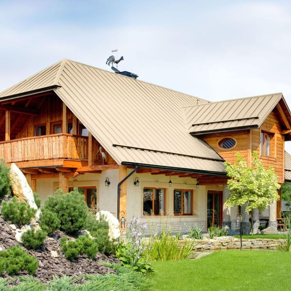 Haus mit Stehfalzblech PD-510-S Trapez Hellelfenbein RAL 1015 Dach und Holzelementen