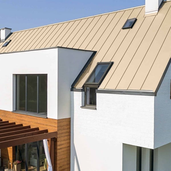 Haus mit Stehfalzblech PD-510-S Trapez Hellelfenbein RAL 1015 Dach und Gauben