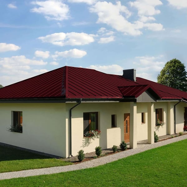 Stehfalzblech PD-510-S Trapez weinrot, 0,50 mm, auf einem Bungalowdach mit Gartenweg
