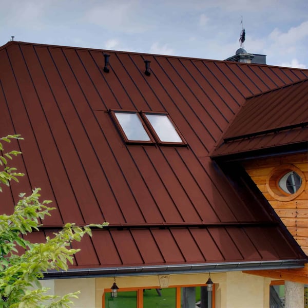 Stehfalzblech PD-510-S Trapez rotbraun, 0,50 mm, auf einem Wohnhaus verlegt, Detailansicht Dach