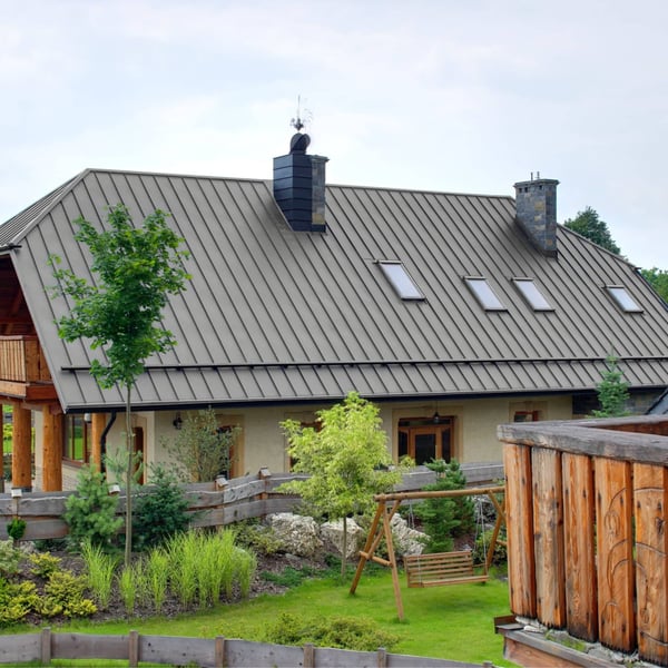 Stehfalzblech PD-510-S Trapez in Weißaluminium RAL 9006 auf einem Landhausdach