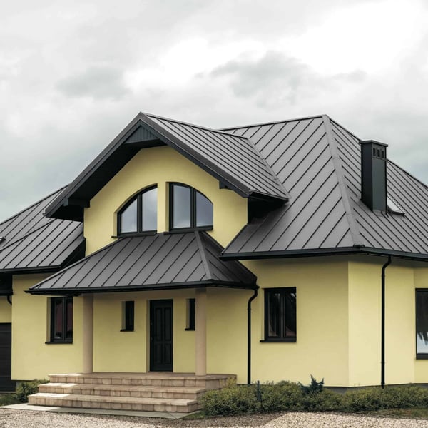 Stehfalzblech PD-510-S Trapez in Weißaluminium RAL 9006 auf einem Wohnhaus mit Erker