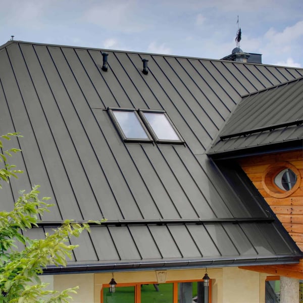 Stehfalzblech PD-510-S Graualuminium auf einem Hausdach, Detailansicht mit Dachfenstern