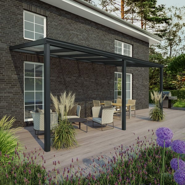 Terrassenüberdachung RAL 7016 mit 8,00 mm Glasdach an einem Ziegelhaus