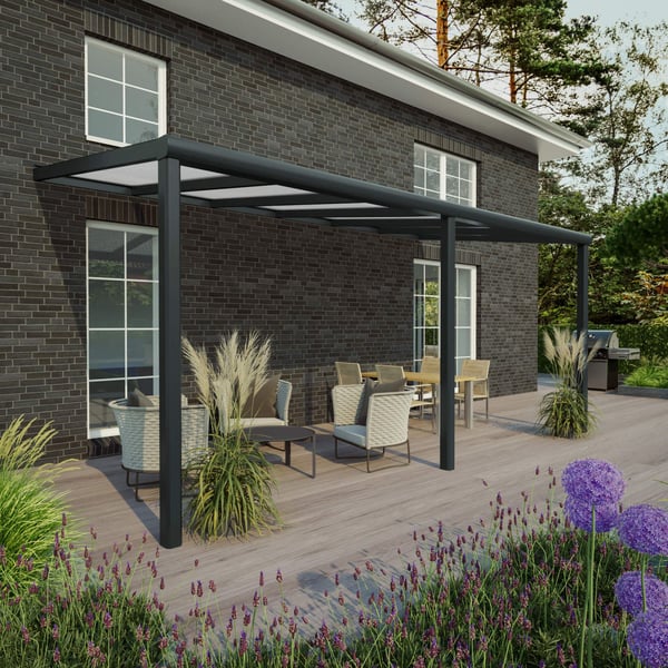 Terrassenüberdachung RAL 7016 mit 16 mm Polycarbonatdach, an Hausfassade montiert, Gesamtansicht
