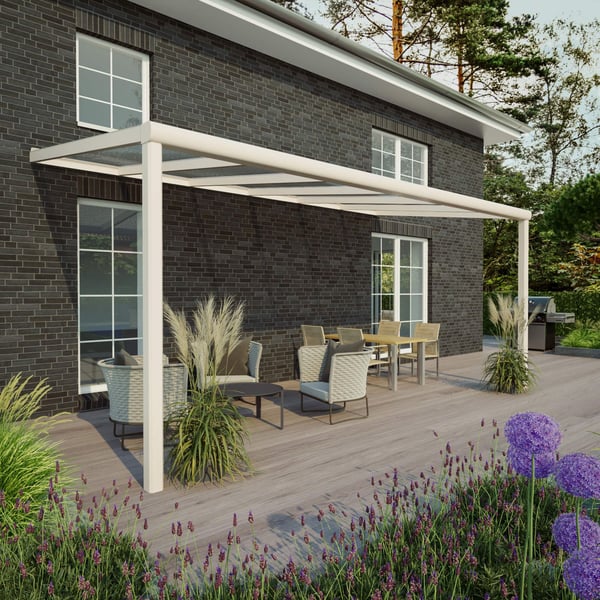 Terrassenüberdachung RAL 9001, 16 mm, an einem Haus mit dunkler Ziegelwand