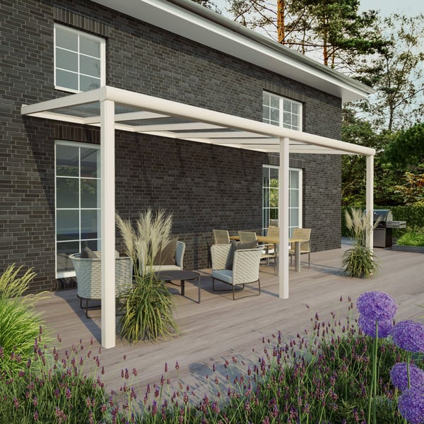Terrassenüberdachung RAL 9001 mit transparentem Polycarbonatdach 16 mm am Haus
