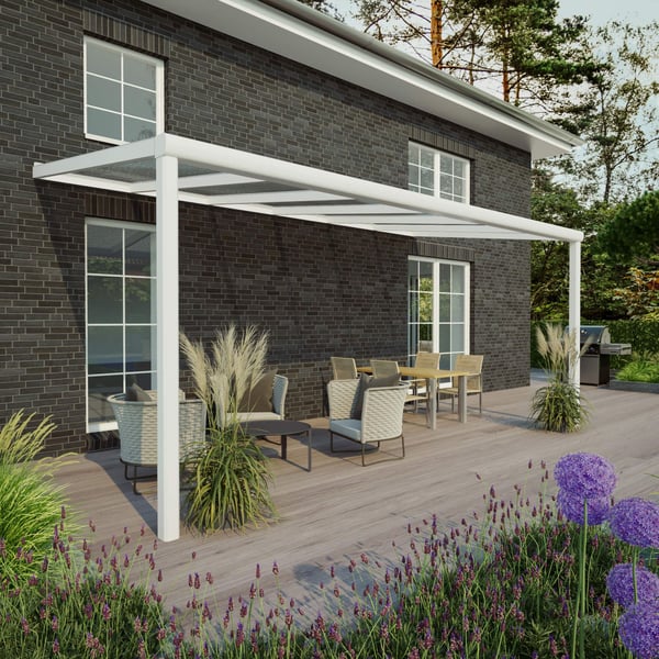 Terrassenüberdachung RAL 9016 mit 16 mm Polycarbonatdach, Anwendungsbeispiel am Haus