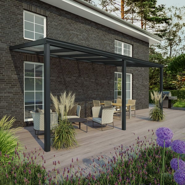 Terrassenüberdachung RAL 7016 mit 8,00 mm Glasdach an einem Haus mit Ziegelwand