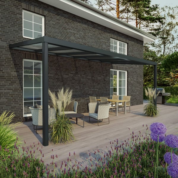 Terrassenüberdachung RAL 7016 mit 16 mm Polycarbonatdach an einem Haus, Gesamtansicht