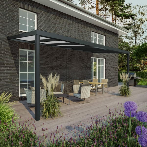 Terrassenüberdachung RAL 7016 mit 16 mm Polycarbonatdach an einem Haus