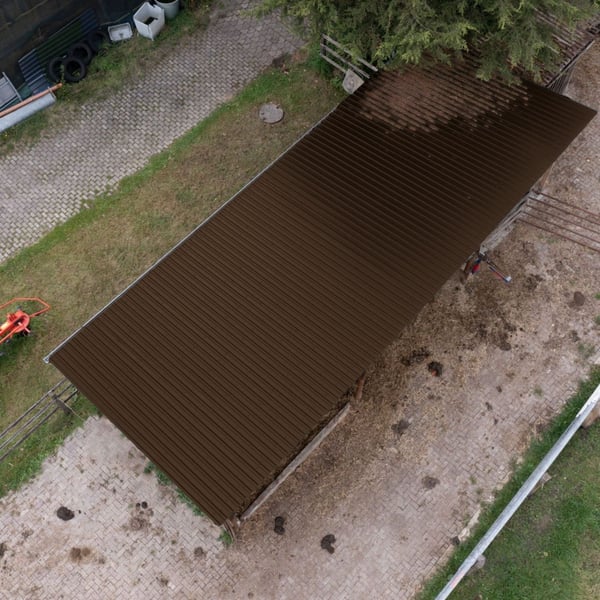 Trapezblech 20/1100 Sepiabraun als Dacheindeckung auf einem länglichen Gebäude, Draufsicht