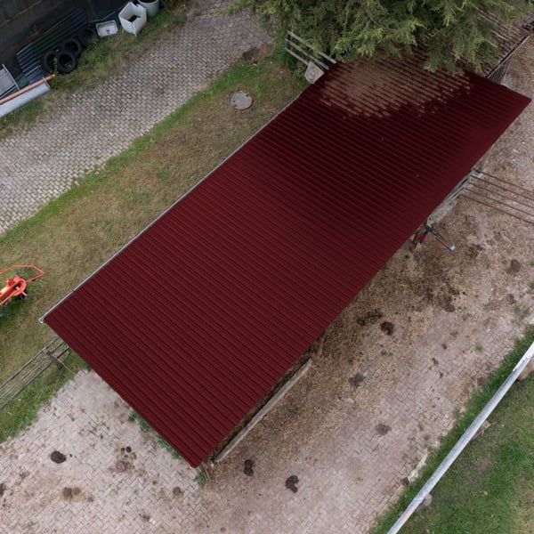 Trapezblech 20/1100 weinrot auf einem Carport, Draufsicht der Dachverlegung