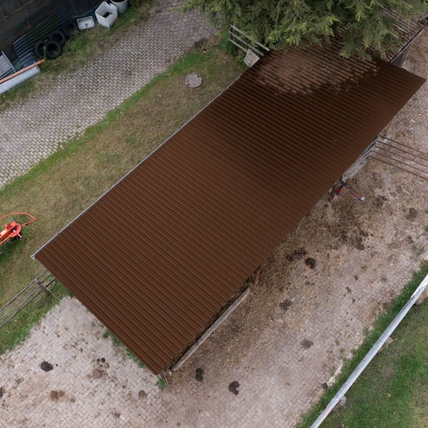 Trapezblech 20/1100 Nussbraun auf einem Carport, Dach verlegt, Draufsicht