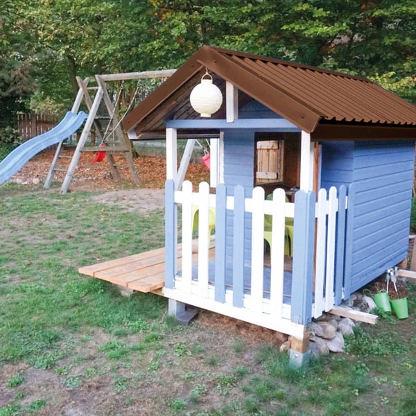 Trapezblech 20/1100 Nussbraun auf einem Kinderspielhaus, Dach verlegt, seitliche Ansicht