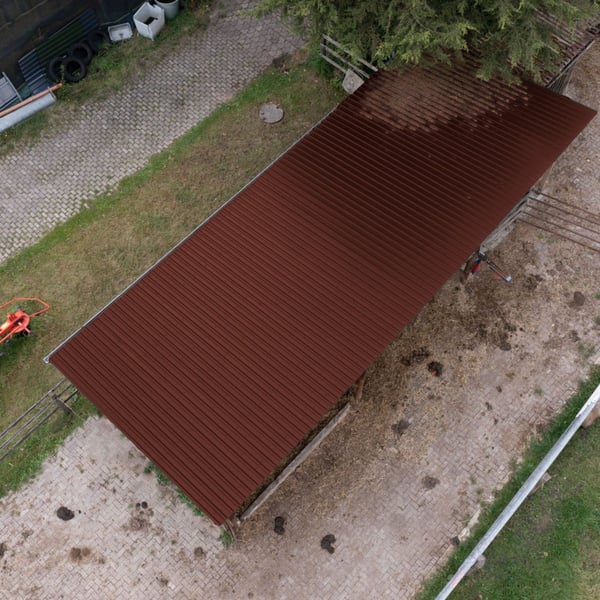 Trapezblech 20/1100 rotbraun auf einem langen Unterstandsdach, Drohnenansicht, Anwendungsbeispiel