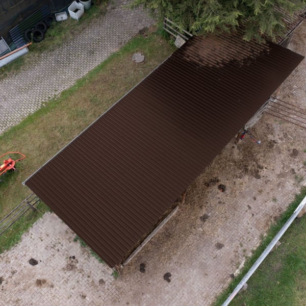 Trapezblech 20/1100 schokoladenbraun als Dach auf einem langen Gebaeude, Draufsicht von oben