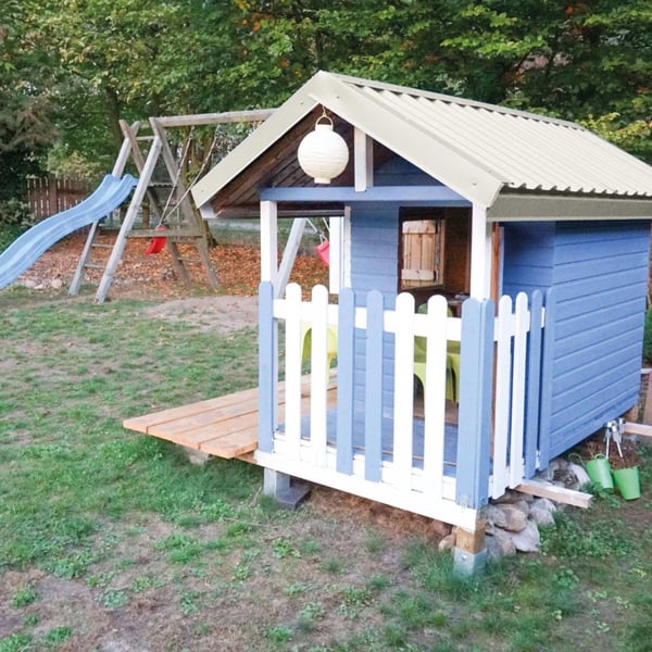 Trapezblech 20/1100, Grauweiß RAL 9002, als Dach auf einem blauen Kinderspielhaus